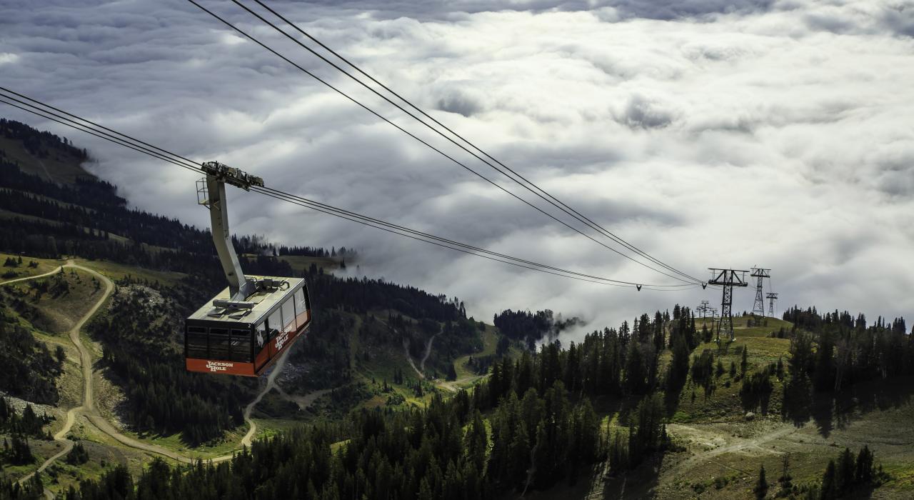 在怀俄明州杰克逊的霍尔山度假村乘空中电车欣赏令人目眩的美景