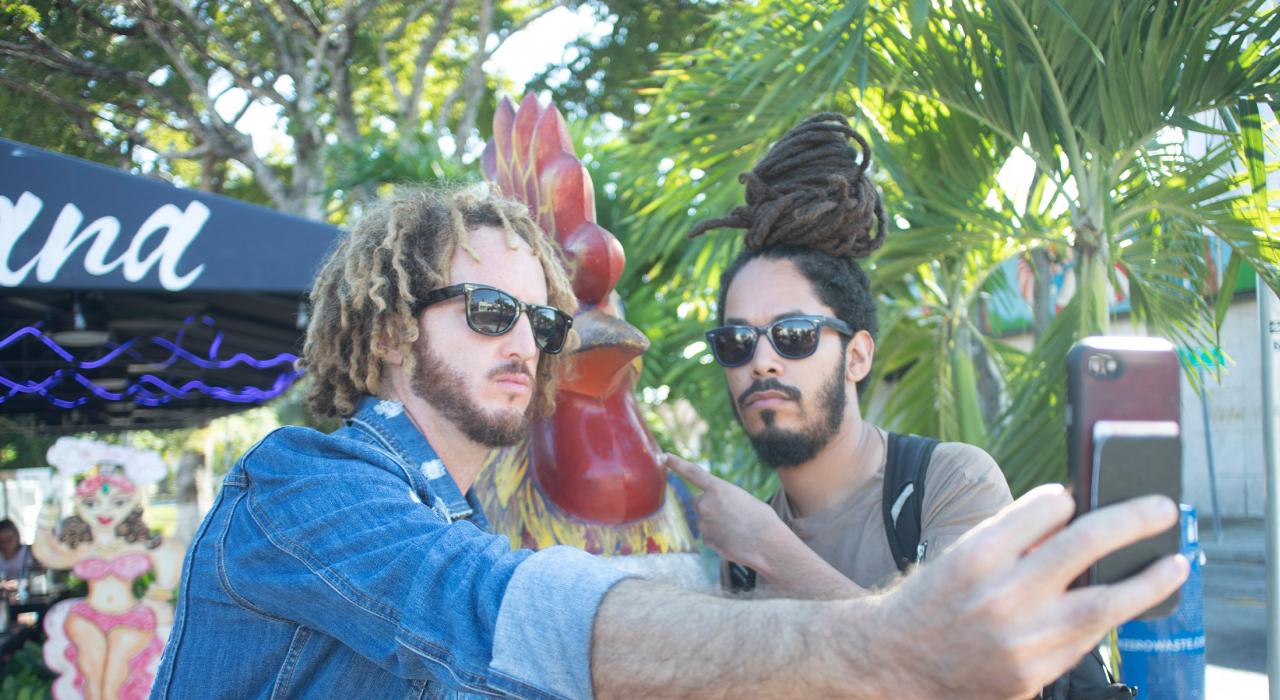 Xperimento 乐队的成员在迈阿密小哈瓦那社区的公鸡雕塑前自拍 Xperimento 乐队的成员在迈阿密小哈瓦那社区的公鸡雕塑前自拍