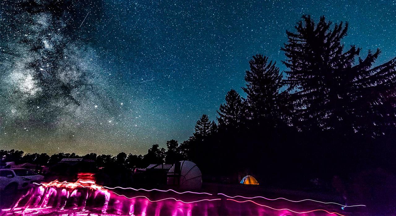 在宾夕法尼亚州樱桃泉州立公园的观星派对上欣赏闪耀夜空 在宾夕法尼亚州樱桃泉州立公园的观星派对上欣赏闪耀夜空