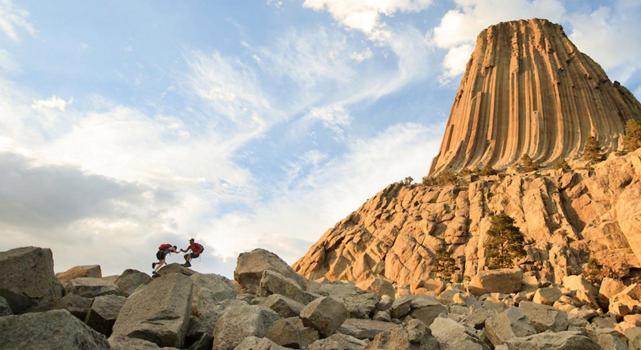 在怀俄明州圣丹斯附近的魔鬼塔国家地标周围徒步旅行，享受非比寻常的旅行体验