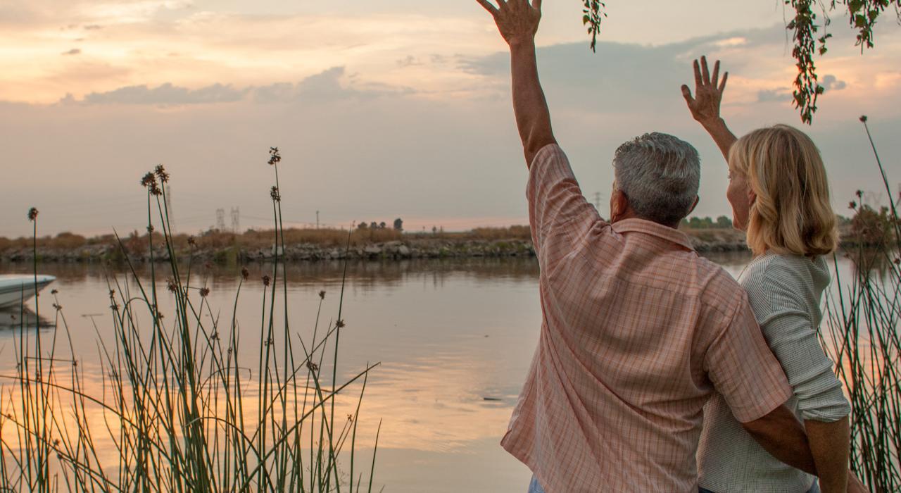 该地区三角洲河道欣赏到的日落美景