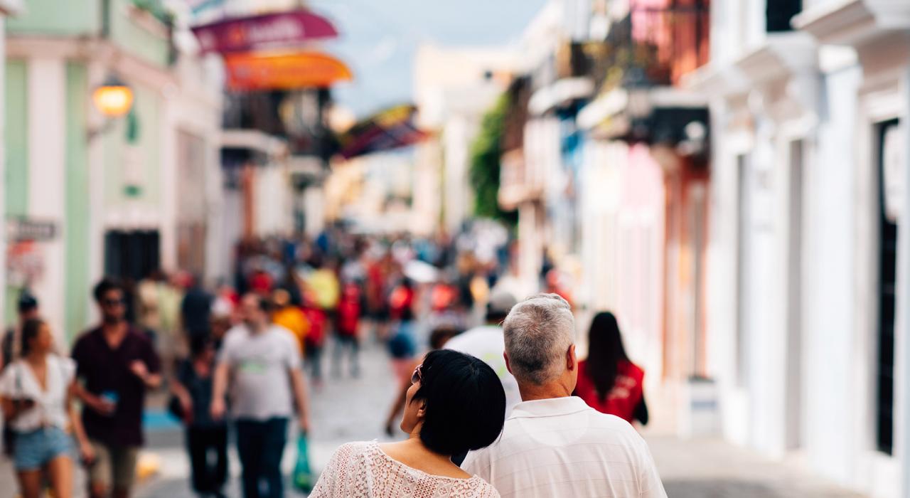 沿着老城的街道浪漫散步