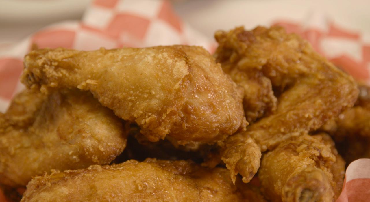 肯塔基州亨德森 Brown Bag Burgers 餐厅的新鲜炸鸡 肯塔基州亨德森 Brown Bag Burgers 餐厅的新鲜炸鸡