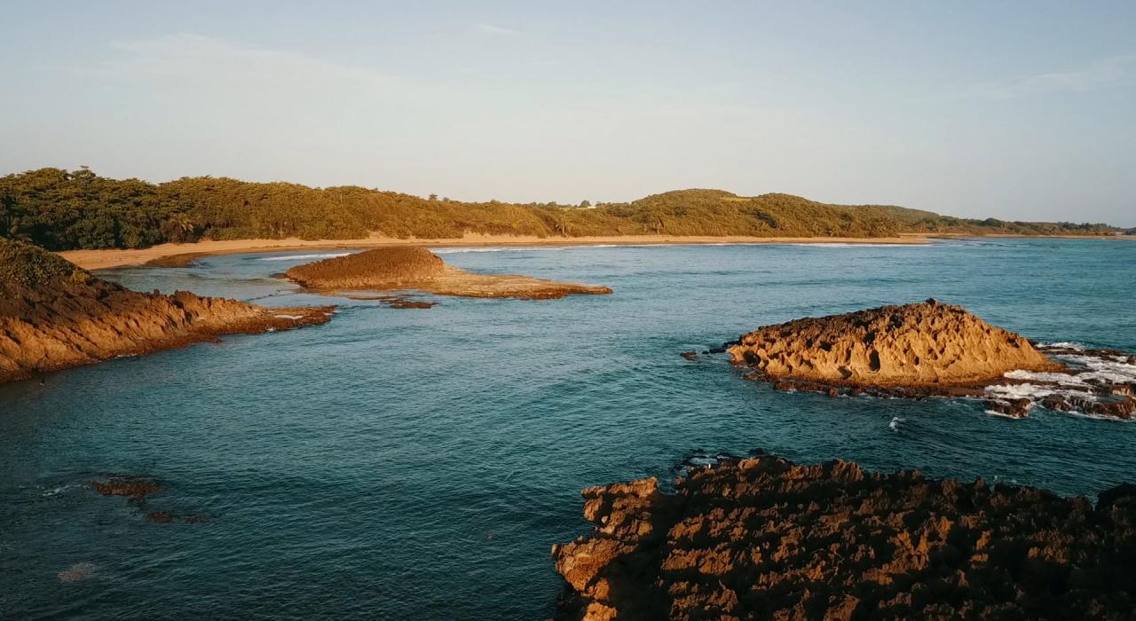 Cueva de las Golondrinas 岩洞附近岩石峭壁形成的海滨景观 Cueva de las Golondrinas 岩洞附近岩石峭壁形成的海滨景观
