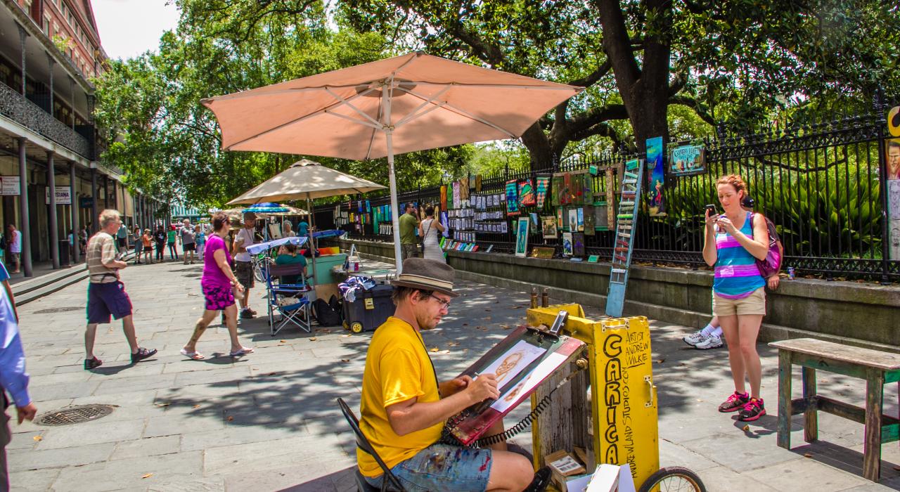 一名艺术家在路易斯安那州新奥尔良的杰克逊广场上创作