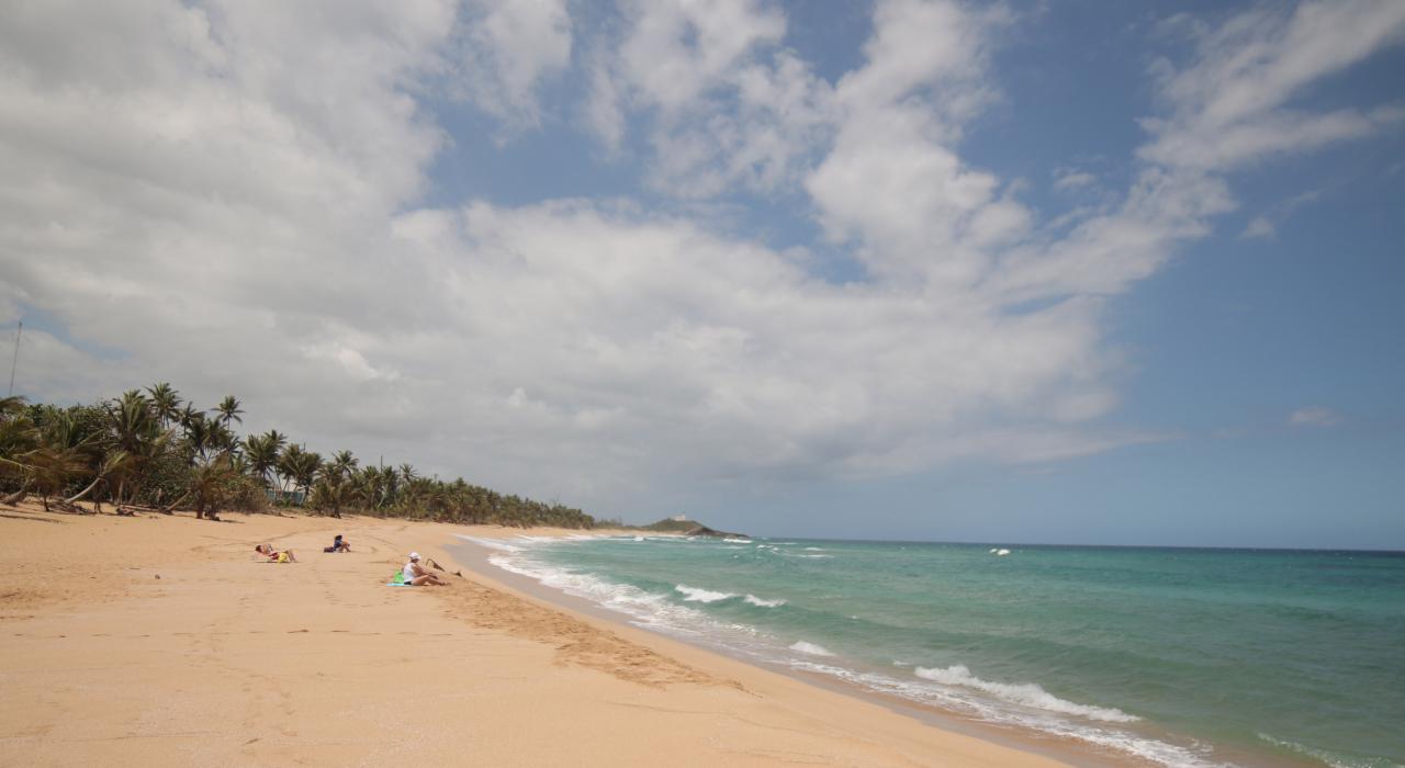 在阿雷西博的 Poza del Obispo 海滩放松身心 在阿雷西博的 Poza del Obispo 海滩放松身心