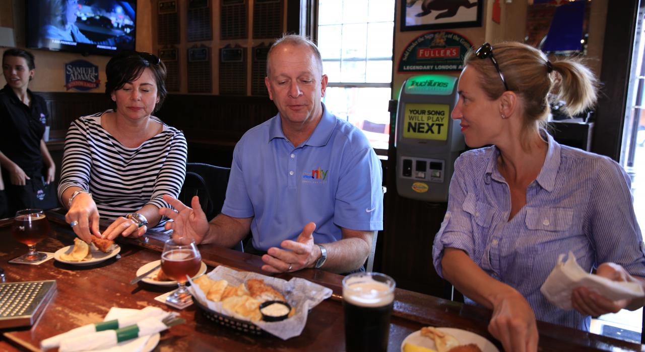 肯塔基州卡温顿 Mainstrasse Village 村 Cock & Bull Public House 餐厅的冰啤和美食 肯塔基州卡温顿 Mainstrasse Village 村 Cock & Bull Public House 餐厅的冰啤和美食