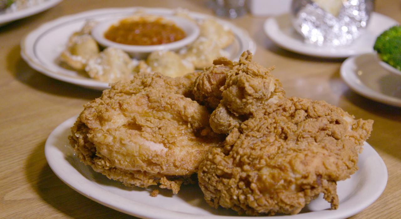 伊利诺伊州奥尔顿 Castelli’s Restaurant 餐厅的一盘炸鸡 伊利诺伊州奥尔顿 Castelli’s Restaurant 餐厅的一盘炸鸡