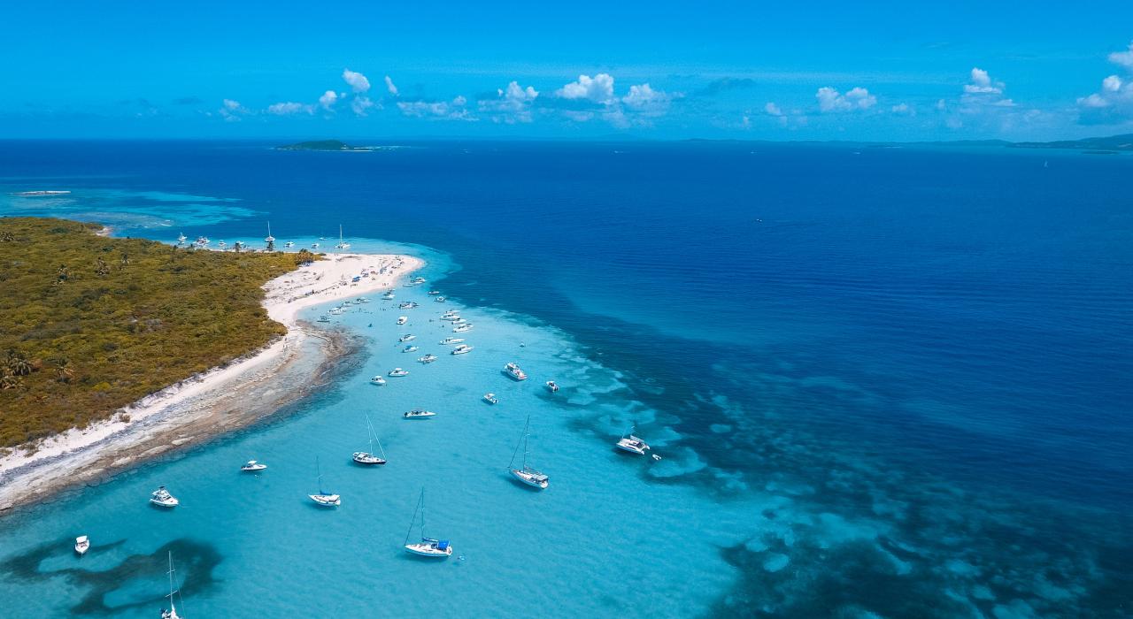 在科迪勒拉自然保护区沿着无人岛的海岸线享受帆船运动