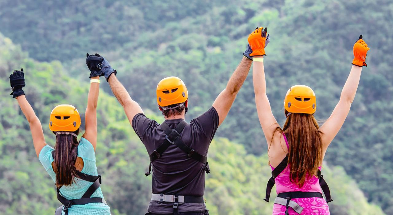 在波多黎各奥罗科维斯的 Toro Verde 探险公园俯瞰郁郁葱葱的风景，庆祝难忘时刻