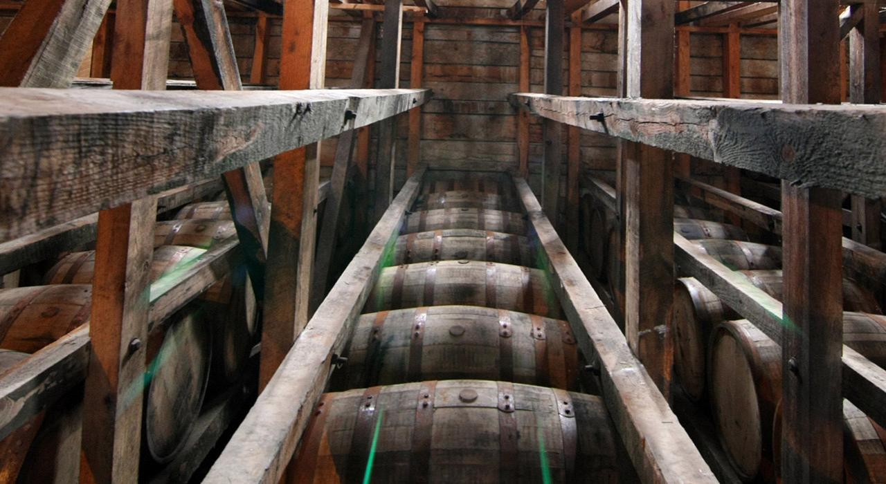 肯塔基州拉瑞多酿酒厂的美格纯正酒桶仓库 肯塔基州拉瑞多酿酒厂的美格纯正酒桶仓库