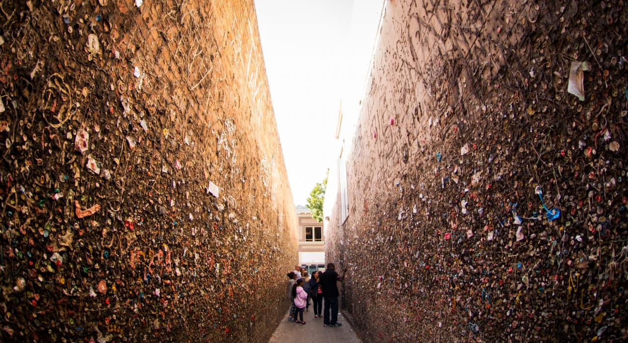 参观泡泡糖小巷，看看粘在墙上的各式口香糖