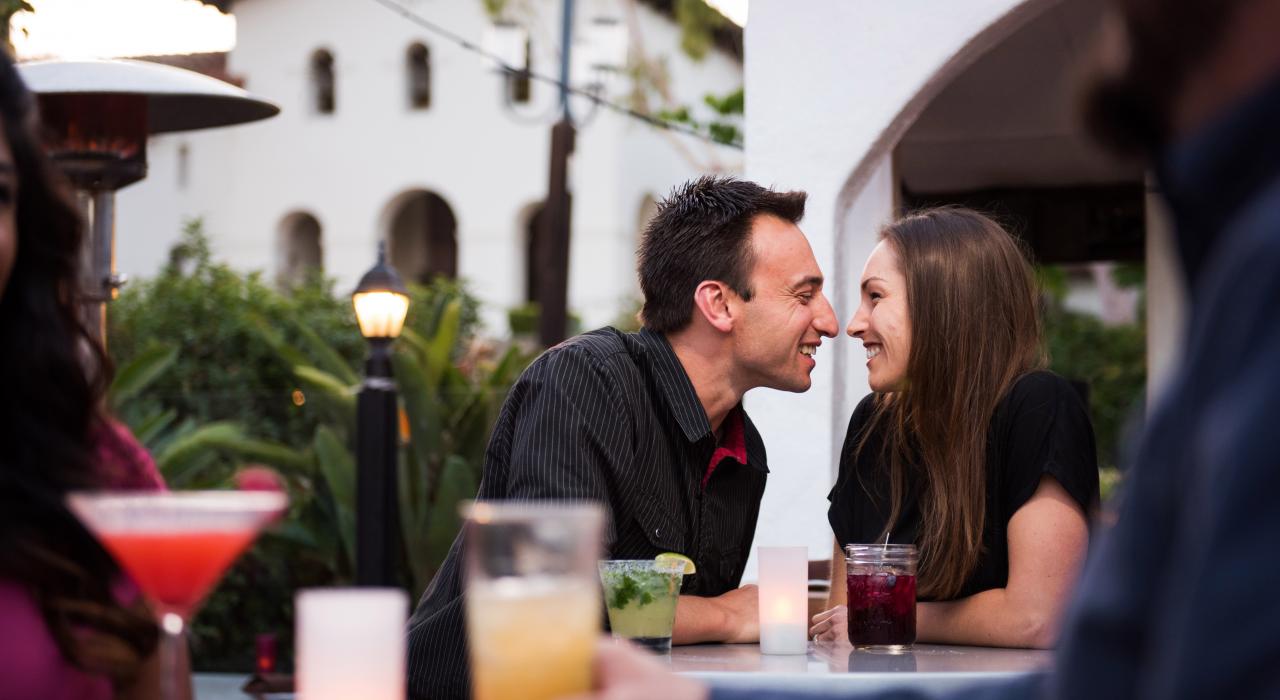 在拥有美丽夜景的市中心享受露天美食