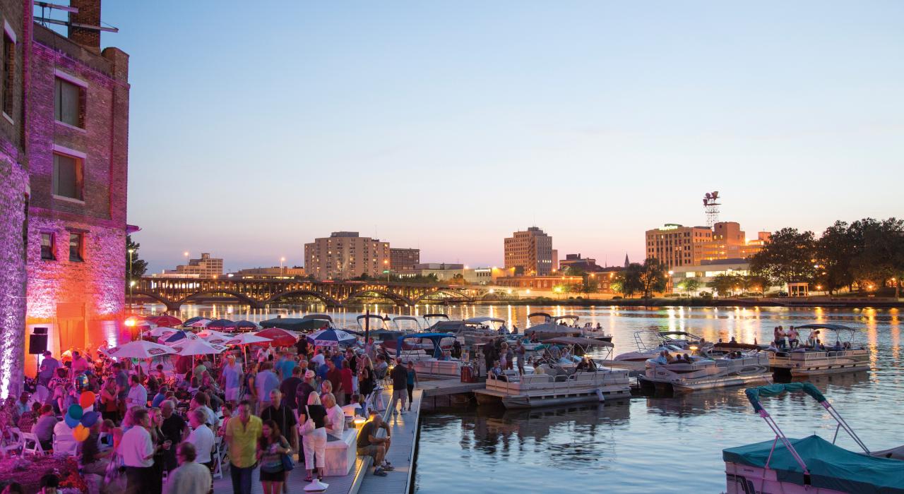 沿罗克福德市中心的罗克河而建的Prairie Street Brewing Co. 酿酒公司 沿罗克福德市中心的罗克河而建的Prairie Street Brewing Co. 酿酒公司