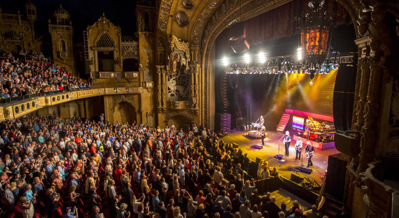 科罗纳多表演艺术中心举办的音乐会门庭若市 科罗纳多表演艺术中心举办的音乐会门庭若市