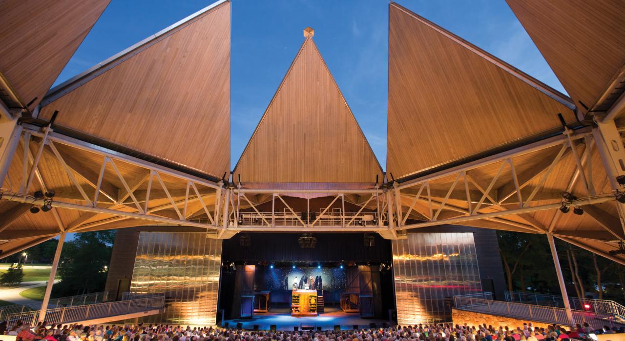 罗克谷学院星光剧院舞台上举办的露天表演 罗克谷学院星光剧院舞台上举办的露天表演