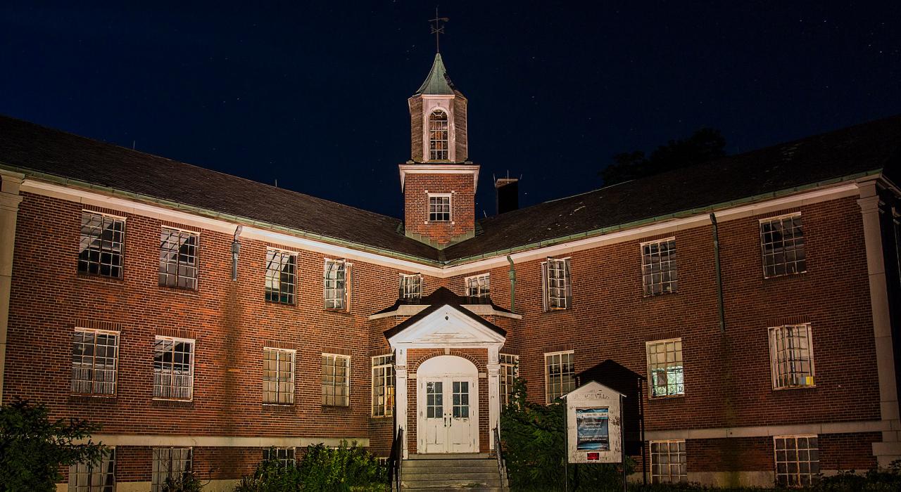 夜探布法罗附近的东贝瑟尼罗尔山收容所