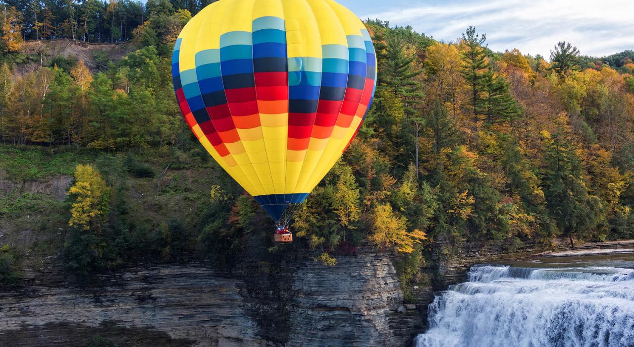 令人异想天开的热气球在杰纳西河的中瀑布上空滑翔