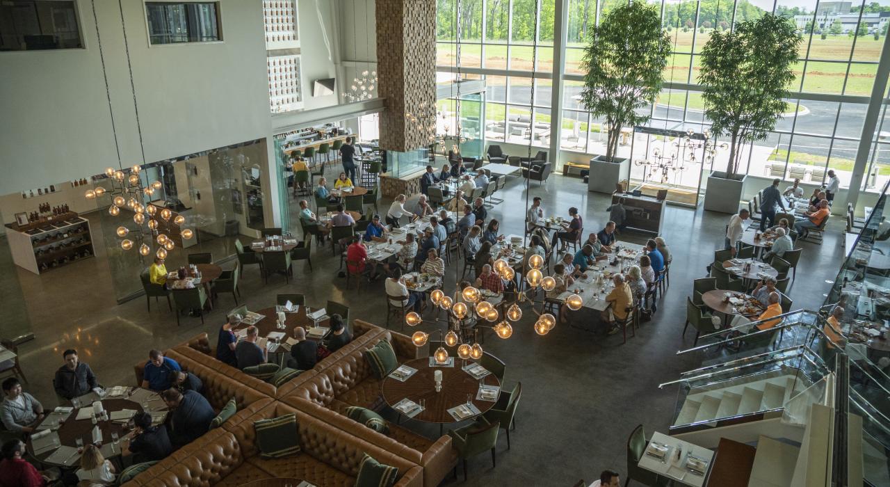 在巴兹敦波旁酒厂的 Bottle & Bond Kitchen and Bar 用餐 在巴兹敦波旁酒厂的 Bottle & Bond Kitchen and Bar 用餐