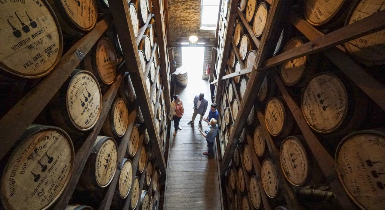 在凡尔赛 Woodford Reserve 酒厂导游带领下了解波旁威士忌的酿造过程 在凡尔赛 Woodford Reserve 酒厂导游带领下了解波旁威士忌的酿造过程