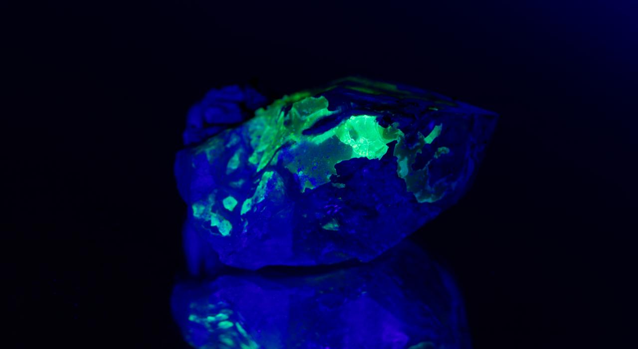 斯特林山矿产博物馆的荧光矿石 斯特林山矿产博物馆的荧光矿石