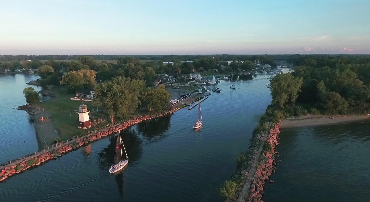 沿着宁静的海港水域享受帆船之旅