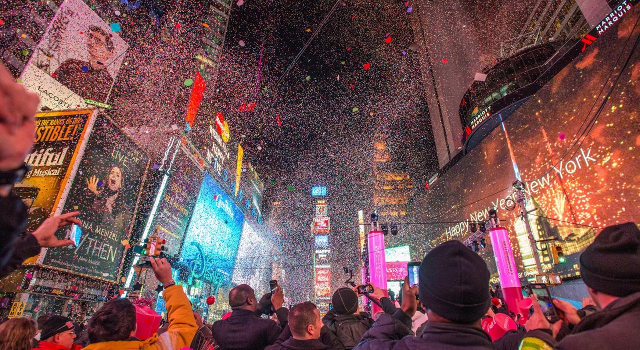 在纽约市的时代广场欢度新年前夜 在纽约市的时代广场欢度新年前夜