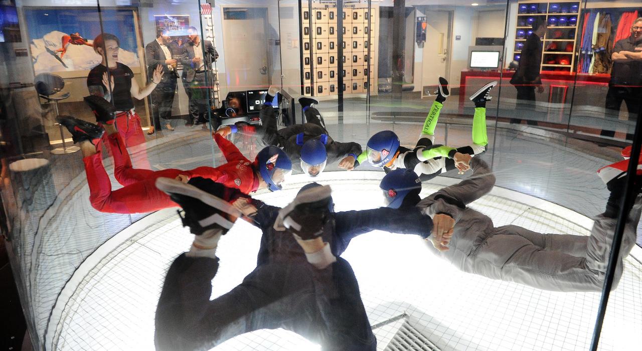 在新泽西州博根县帕拉默斯的 iFly 体验室内跳伞 在新泽西州博根县帕拉默斯的 iFly 体验室内跳伞