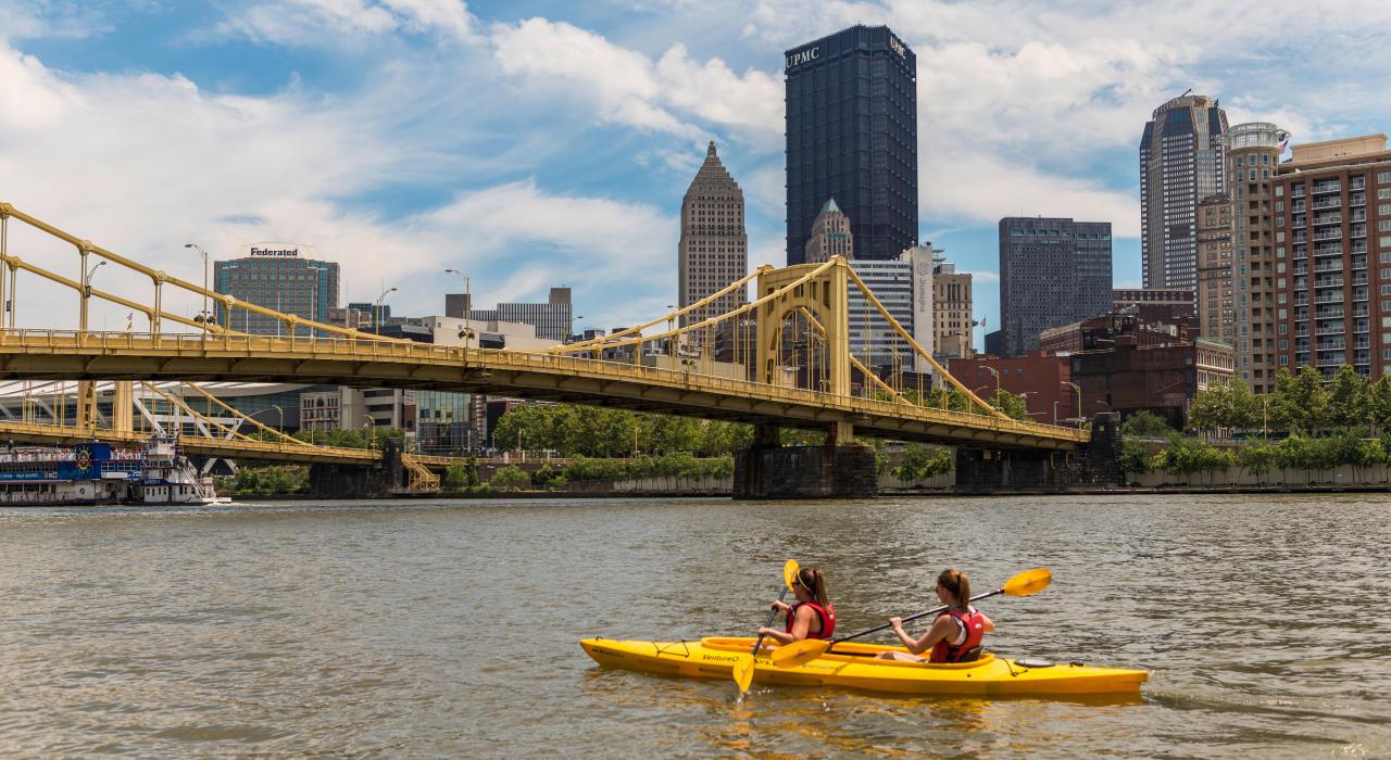 在阿勒格尼河上划皮划艇,这条河是三条让这座城市声名鹊起的河流之一 在阿勒格尼河上划皮划艇,这条河是三条让这座城市声名鹊起的河流之一