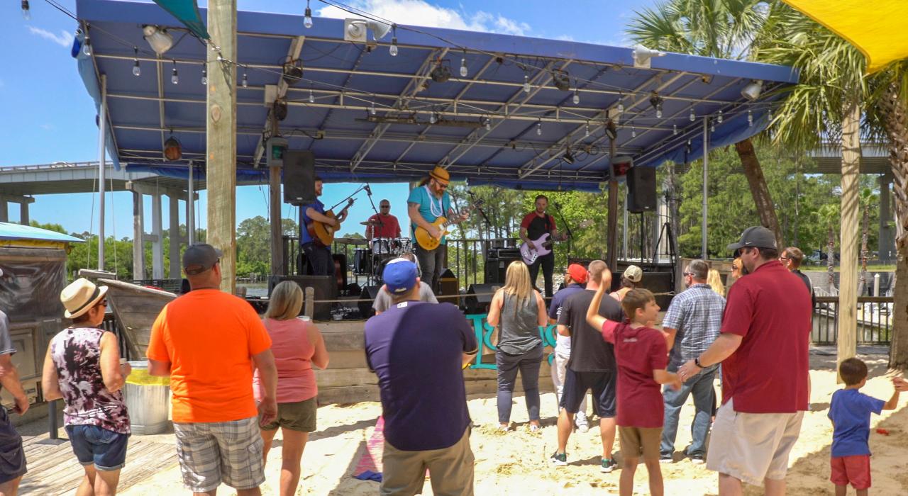 在阿拉巴马州 Lulu's Gulf Shores 餐厅欣赏水上现场音乐表演 在阿拉巴马州 Lulu's Gulf Shores 餐厅欣赏水上现场音乐表演