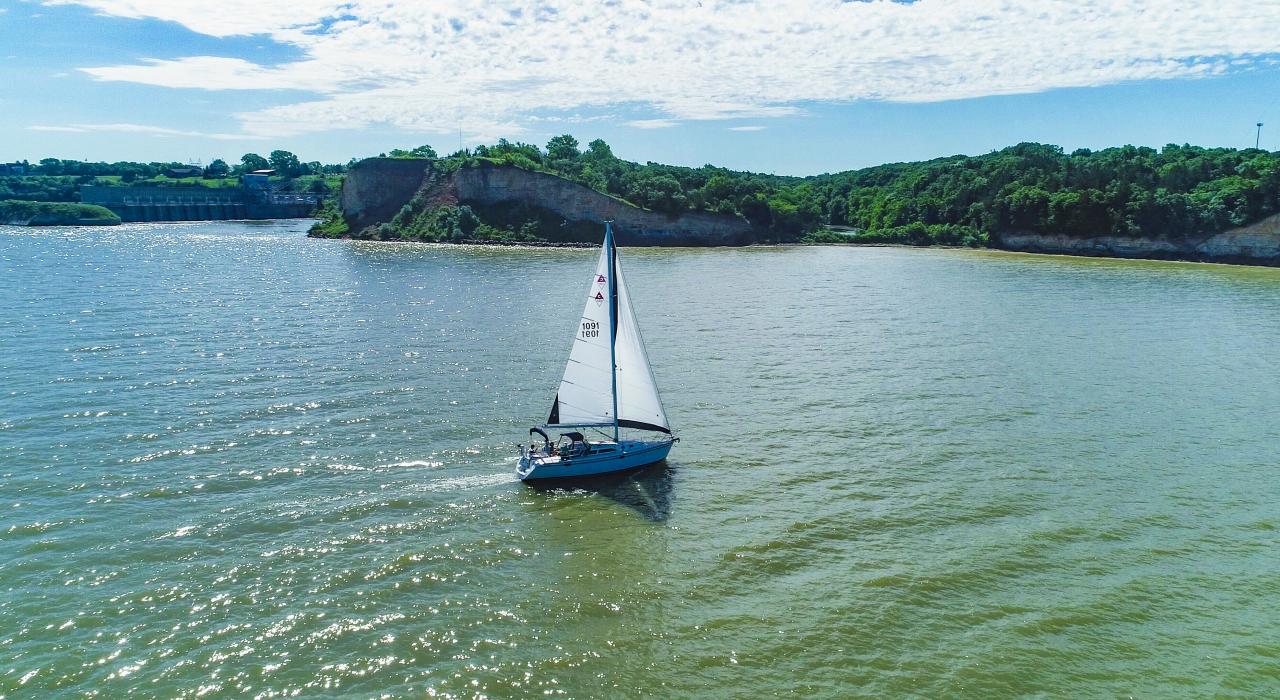 在南达科他州扬克顿市的刘易斯和克拉克湖上乘船巡游