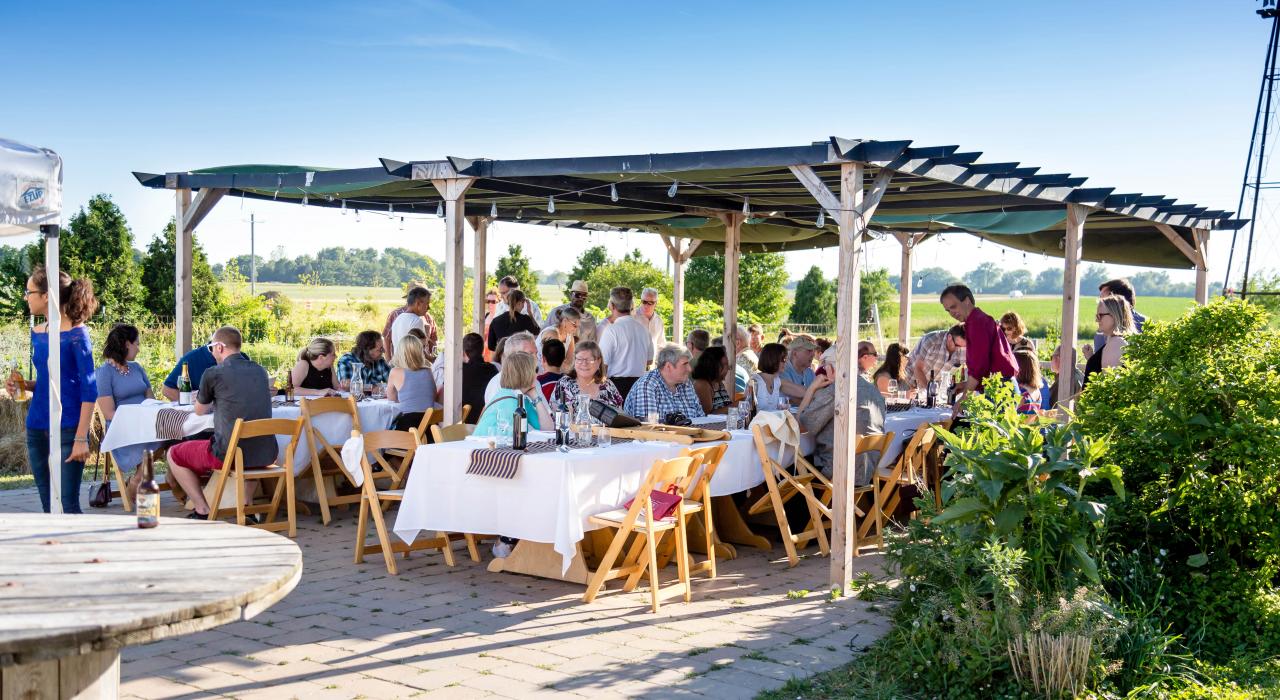 在伊利诺伊州尚佩恩中心 的 Prairie 水果农场和奶酪厂享用晚餐