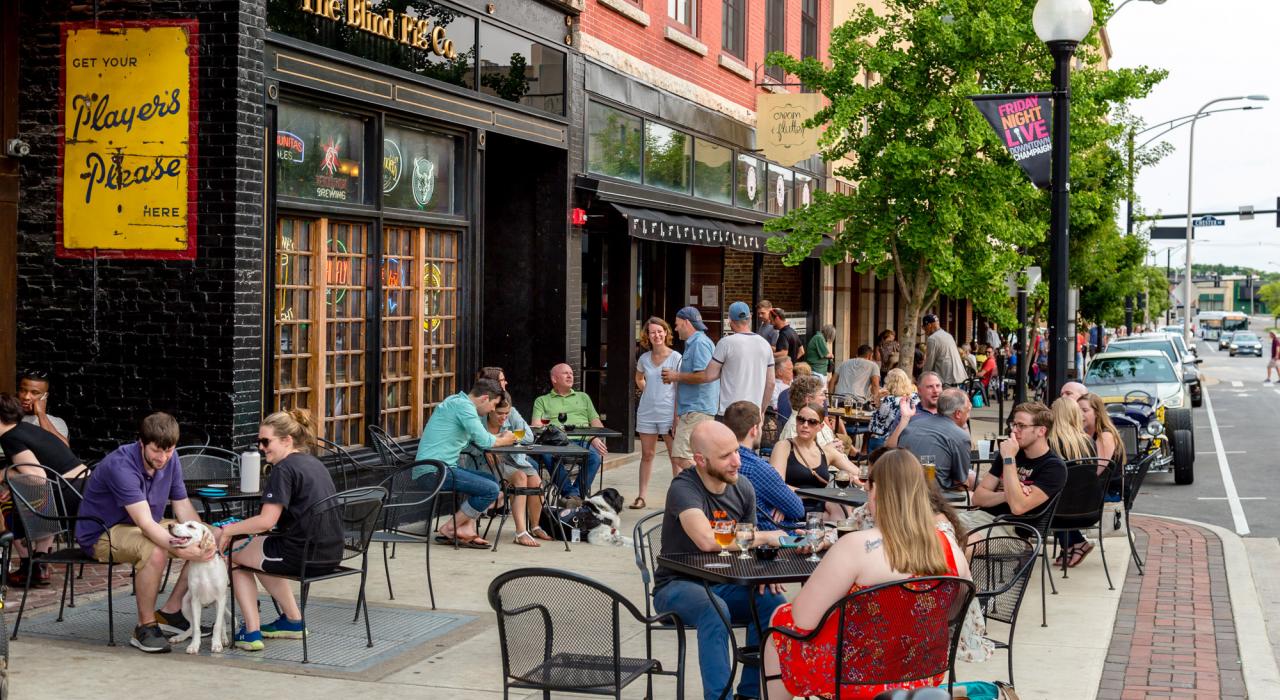 伊利诺伊州尚佩恩中心街道的购物和餐饮场所