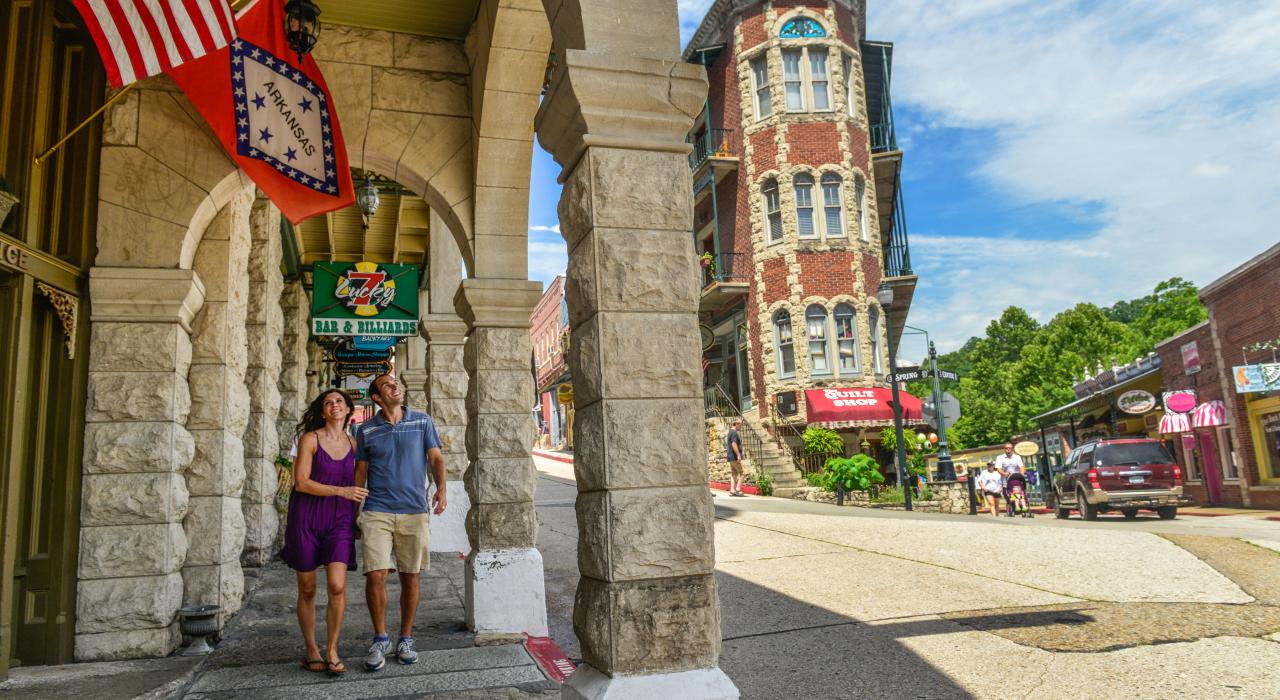 漫步在阿肯色州尤里卡斯普林斯市中心的一对夫妇 漫步在阿肯色州尤里卡斯普林斯市中心的一对夫妇