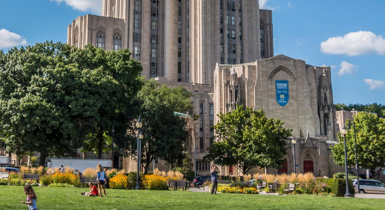 在匹兹堡大学学习大教堂外的城市绿地上休息 在匹兹堡大学学习大教堂外的城市绿地上休息