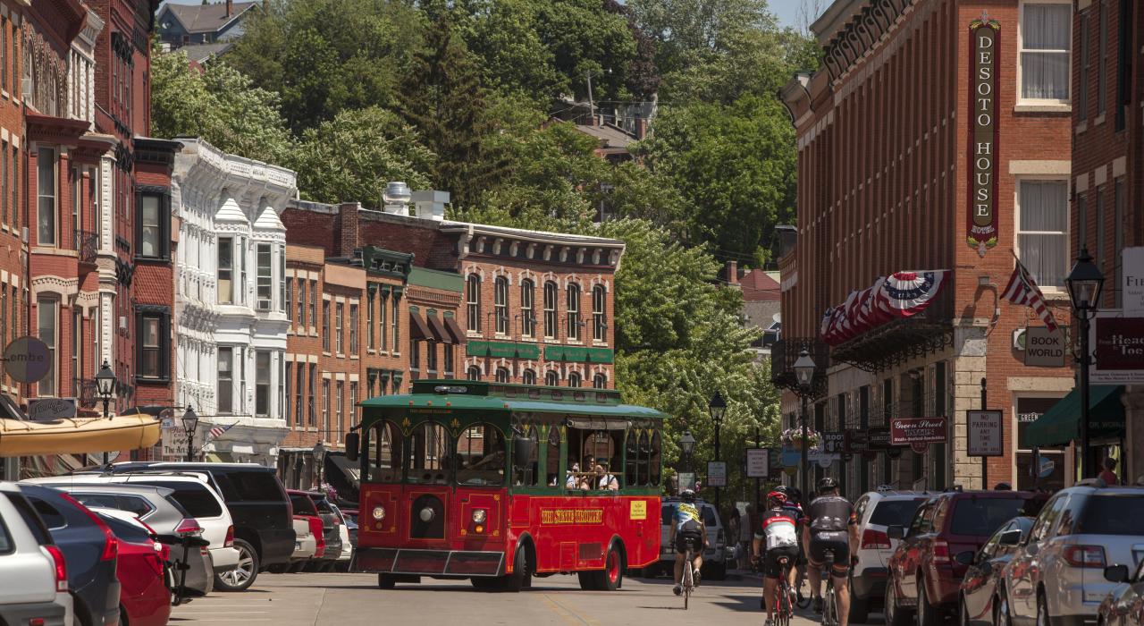 游客们乘坐 Galena Trolley 电车沿着主街穿过城区