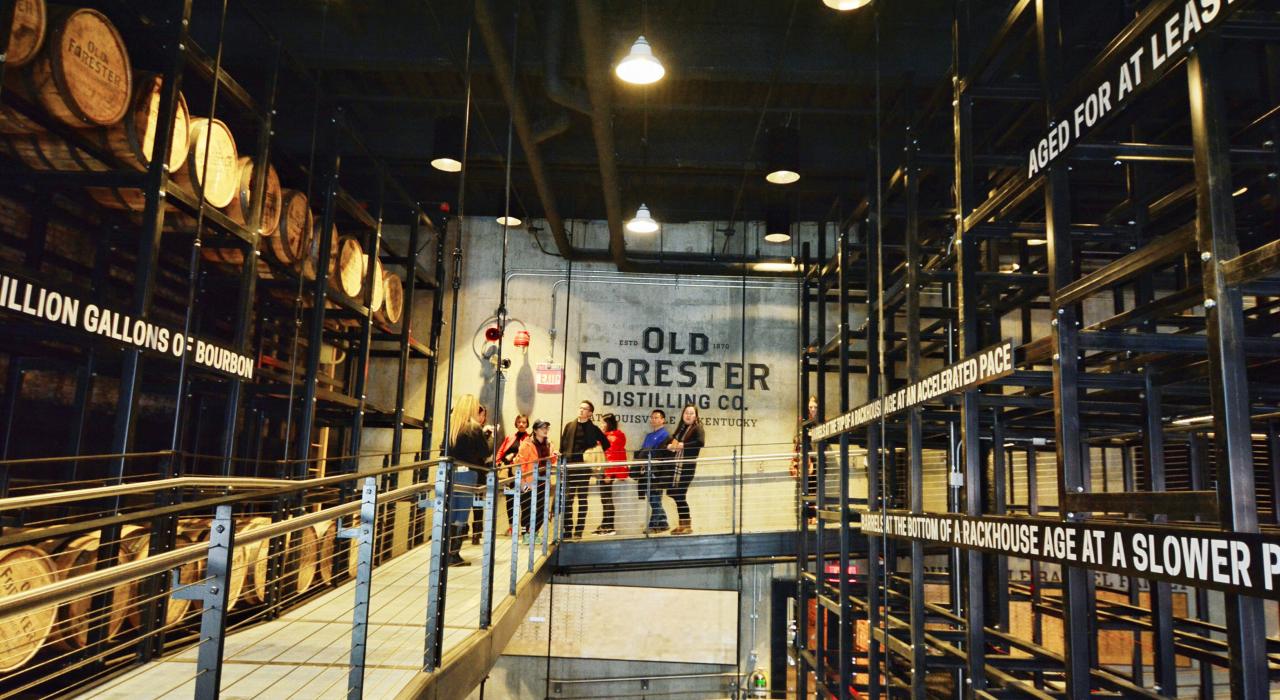 参观肯塔基州路易维尔市中心的 Old Forester 酿酒厂 参观肯塔基州路易维尔市中心的 Old Forester 酿酒厂