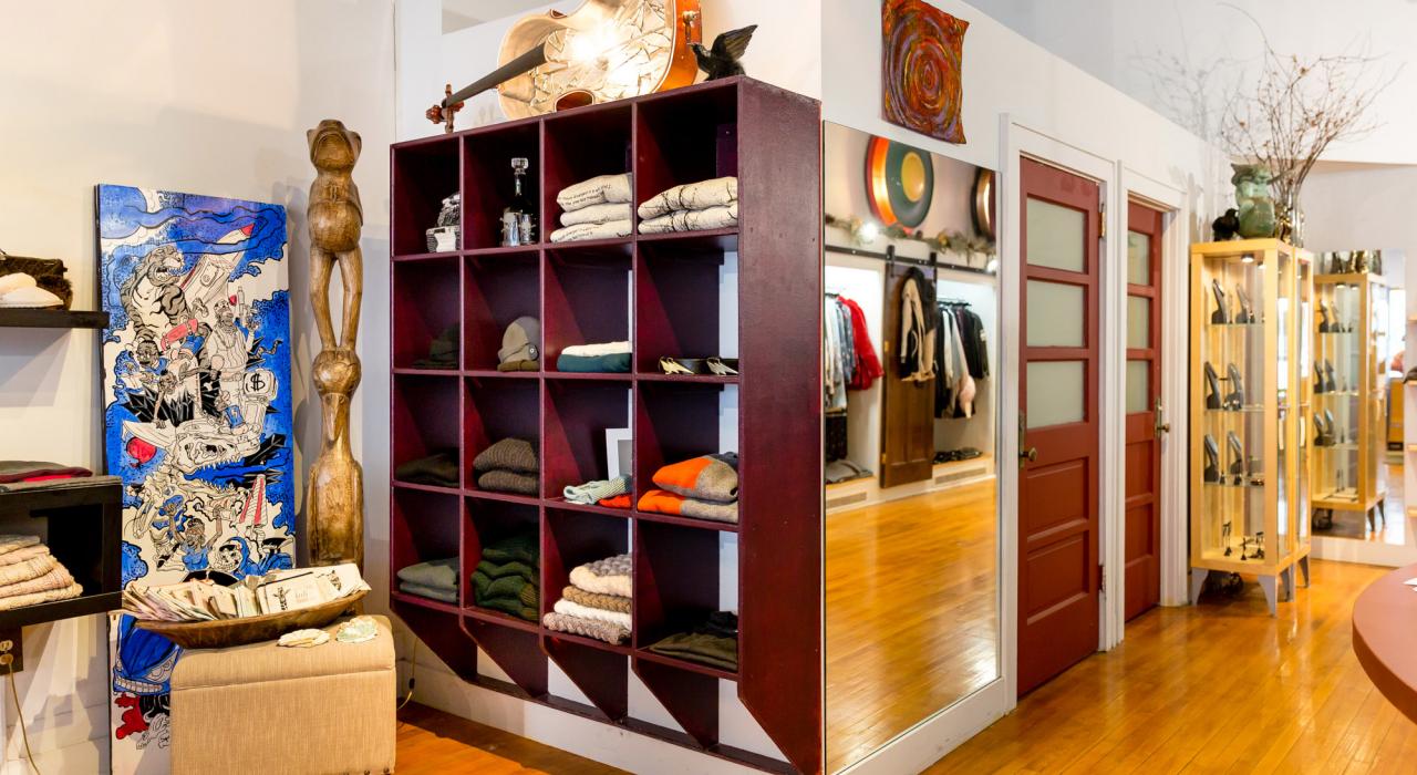 在伊利诺伊州尚佩恩中心的 Circles Boutique 购物