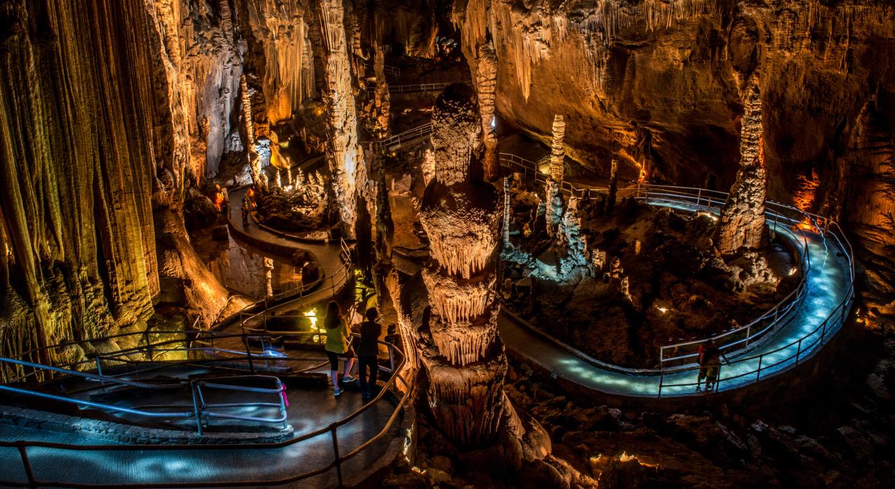 在阿肯色州山景附近布兰查德温泉洞穴和休闲区里的地下小径漫步 在阿肯色州山景附近布兰查德温泉洞穴和休闲区里的地下小径漫步