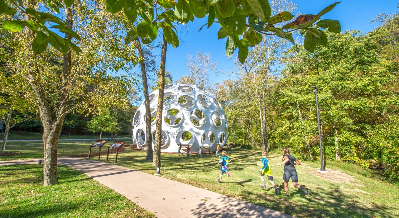 安装于阿肯色州本顿维尔水晶桥美国艺术博物馆由 R. Buckminster Fuller 设计的蝇眼穹顶原型 安装于阿肯色州本顿维尔水晶桥美国艺术博物馆由 R. Buckminster Fuller 设计的蝇眼穹顶原型