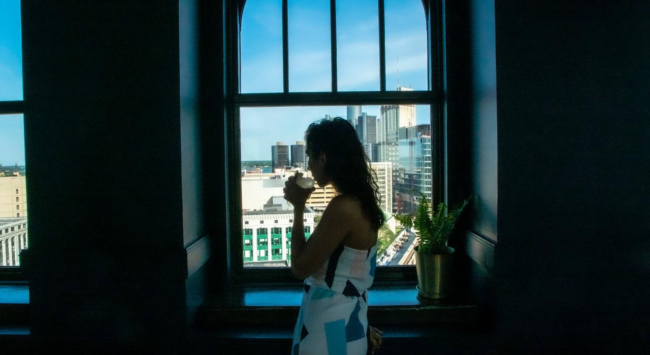 在密西根州底特律的 The Monarch Club 俱乐部屋顶酒廊啜饮手工调制的鸡尾酒