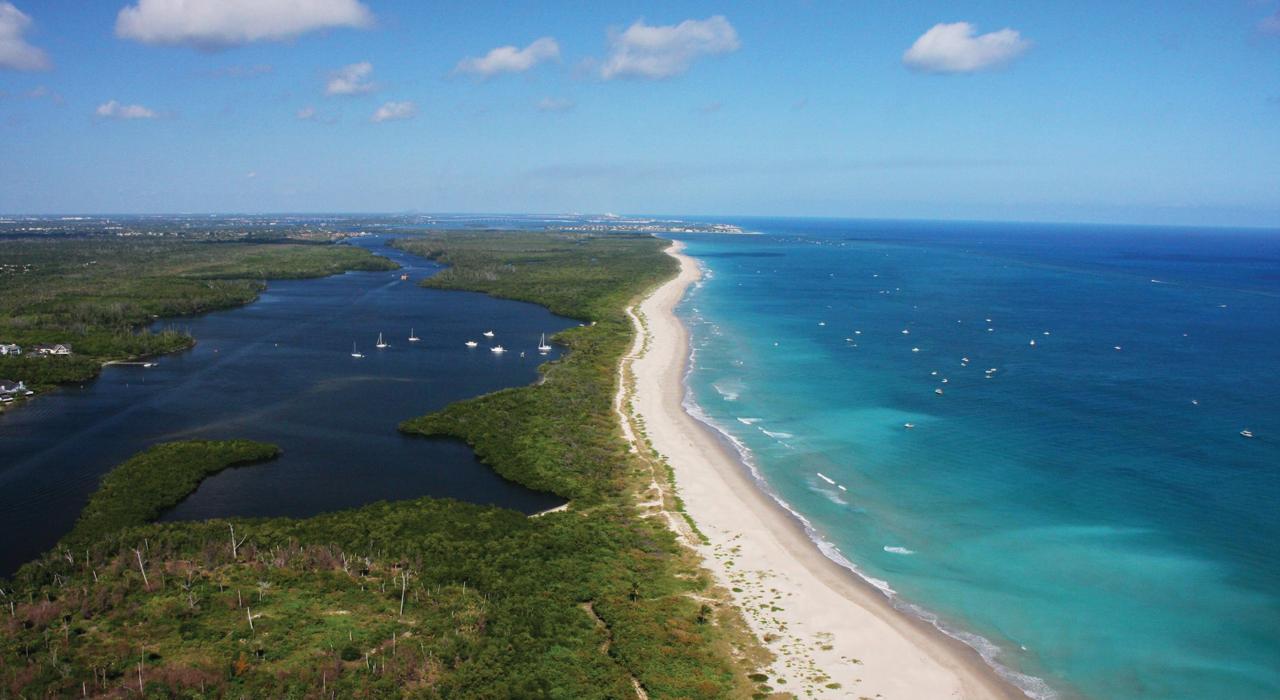 派克湖和 Nathaniel P.Reed Hobe Sound National Wildlife Refuge 国家野生动物保护区白沙海岸的航拍景观 派克湖和 Nathaniel P.Reed Hobe Sound National Wildlife Refuge 国家野生动物保护区白沙海岸的航拍景观