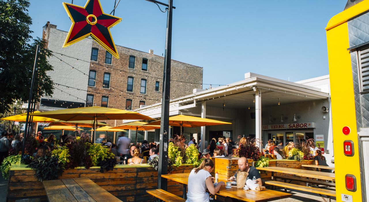 伊利诺伊州芝加哥柳条公园街区的 Big Star 墨西哥卷饼餐厅