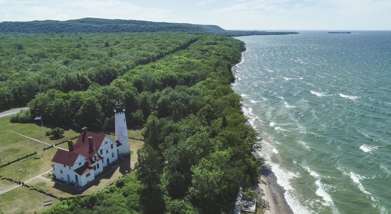 密西根州苏圣玛丽附近的 Point Iroquois Lighthouse 灯塔俯瞰着苏必利尔湖