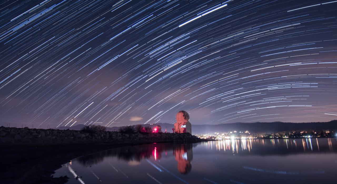 星空下的大熊湖天文台