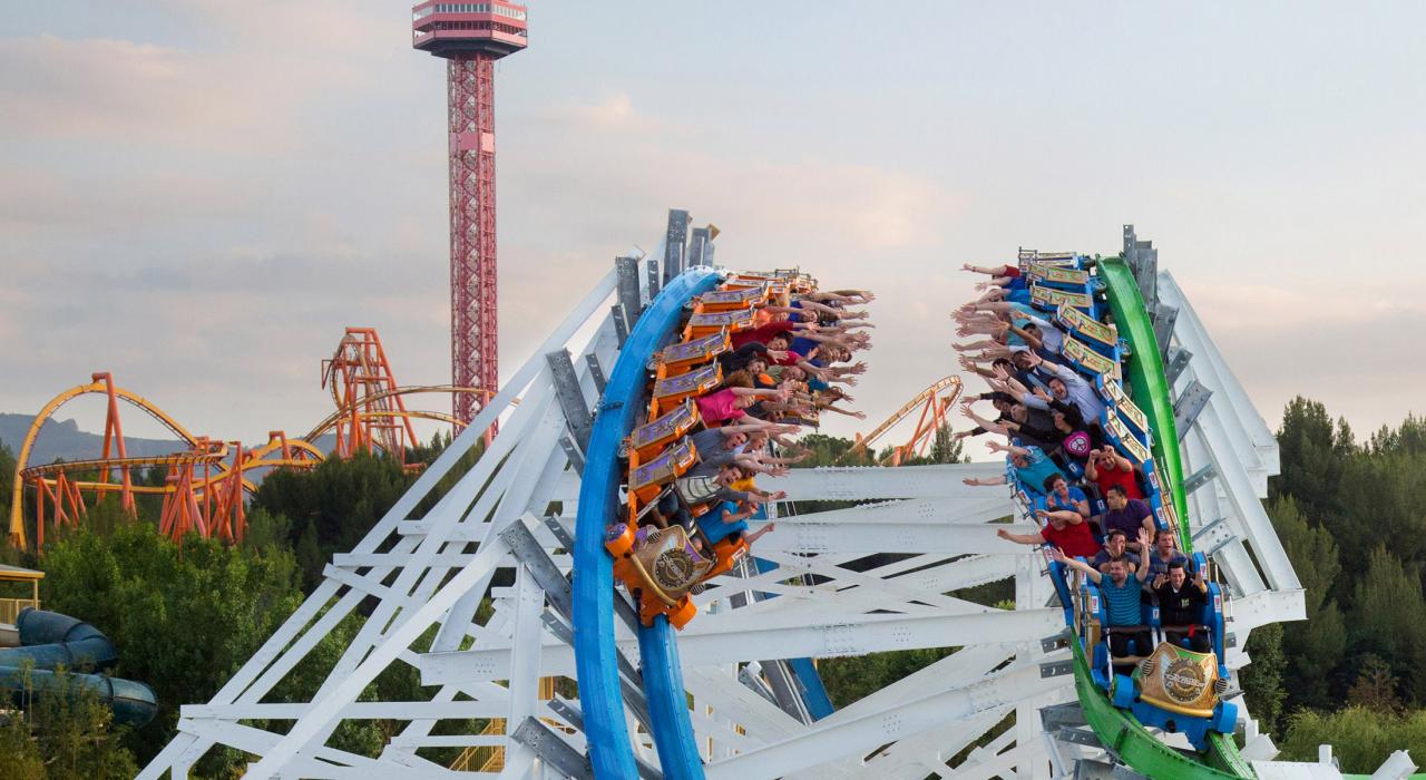 加利福尼亚南部六旗魔术山公园内的 Twisted Colossus 过山车 加利福尼亚南部六旗魔术山公园内的 Twisted Colossus 过山车