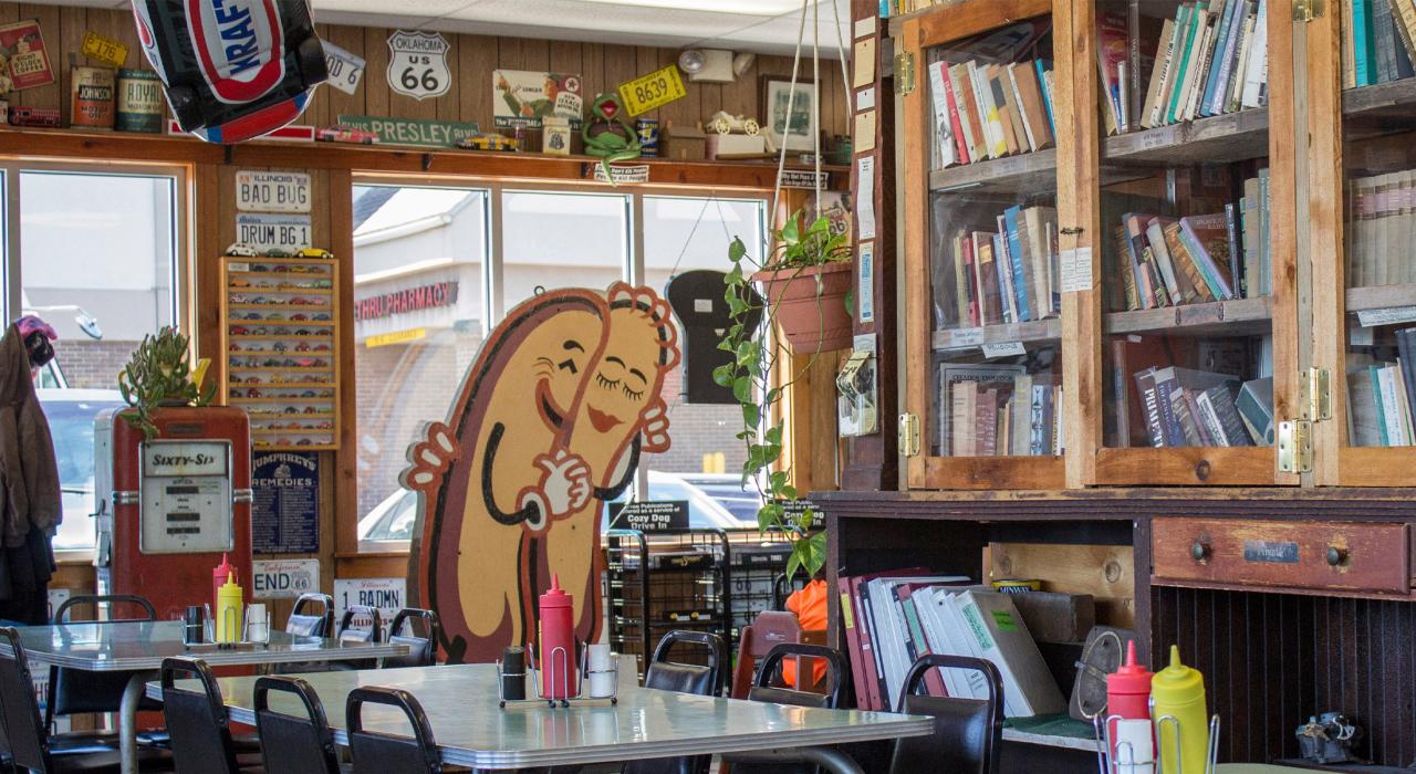 经典的 Cozy Dog Drive In 餐厅是 66 号公路的传奇