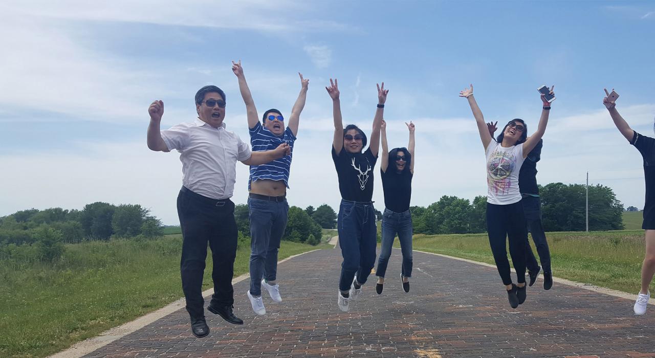 在伊利诺伊州斯普林菲尔德 66 号公路的原始古老砖路路面上拍照 在伊利诺伊州斯普林菲尔德 66 号公路的原始古老砖路路面上拍照