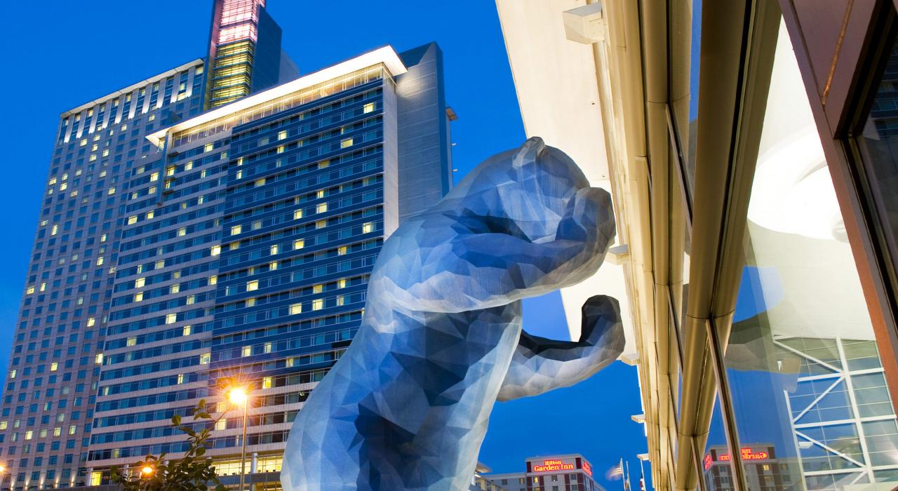 科罗拉多会议中心的“大蓝熊”雕塑 科罗拉多会议中心的“大蓝熊”雕塑