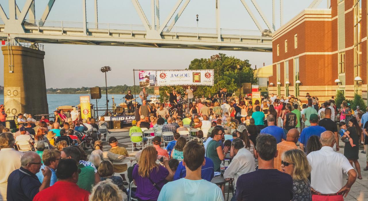 在夏日傍晚的“Friday After Five”活动上聆听免费户外音乐会的人们